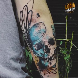tatuaje-brazo-calavera-color-blackwork-logia-barcelona-damsceno   